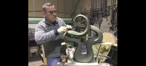 Giuseppe Menozzi nel suo atelier.