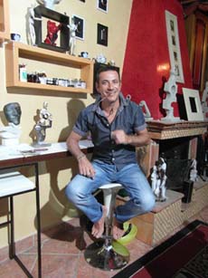 Giuseppe Menozzi nel suo atelier